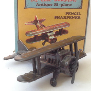 Taille-crayon miniature d'avion en bronze moulé sous pression en